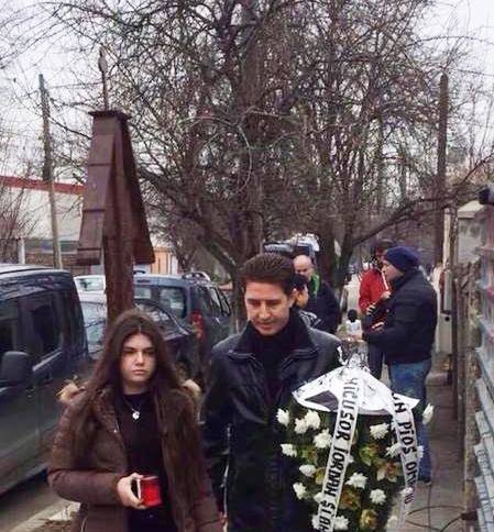 Fiica lui Aurelian Preda a venit la căpătâiul Ilenei Ciuculete pentru a-şi aduce un ultim omagiu. Sursă foto: wowbiz.ro.
