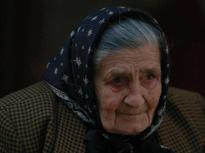 Mama Ilenei Ciuculete este îngenunchiată de durere.