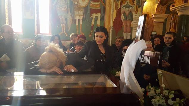 Anica Ganţu se prăbuşeşte peste sicriul Ilenei Ciuculete