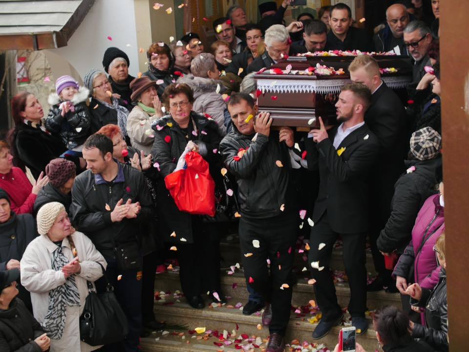 Sicriul este scos din biserică