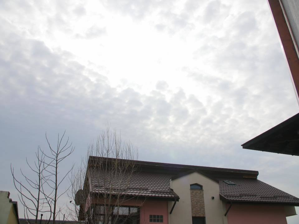 Soarele a apărut pe cer în momentul în care sicriul Ilenei Ciuculete a fost scos din biserică