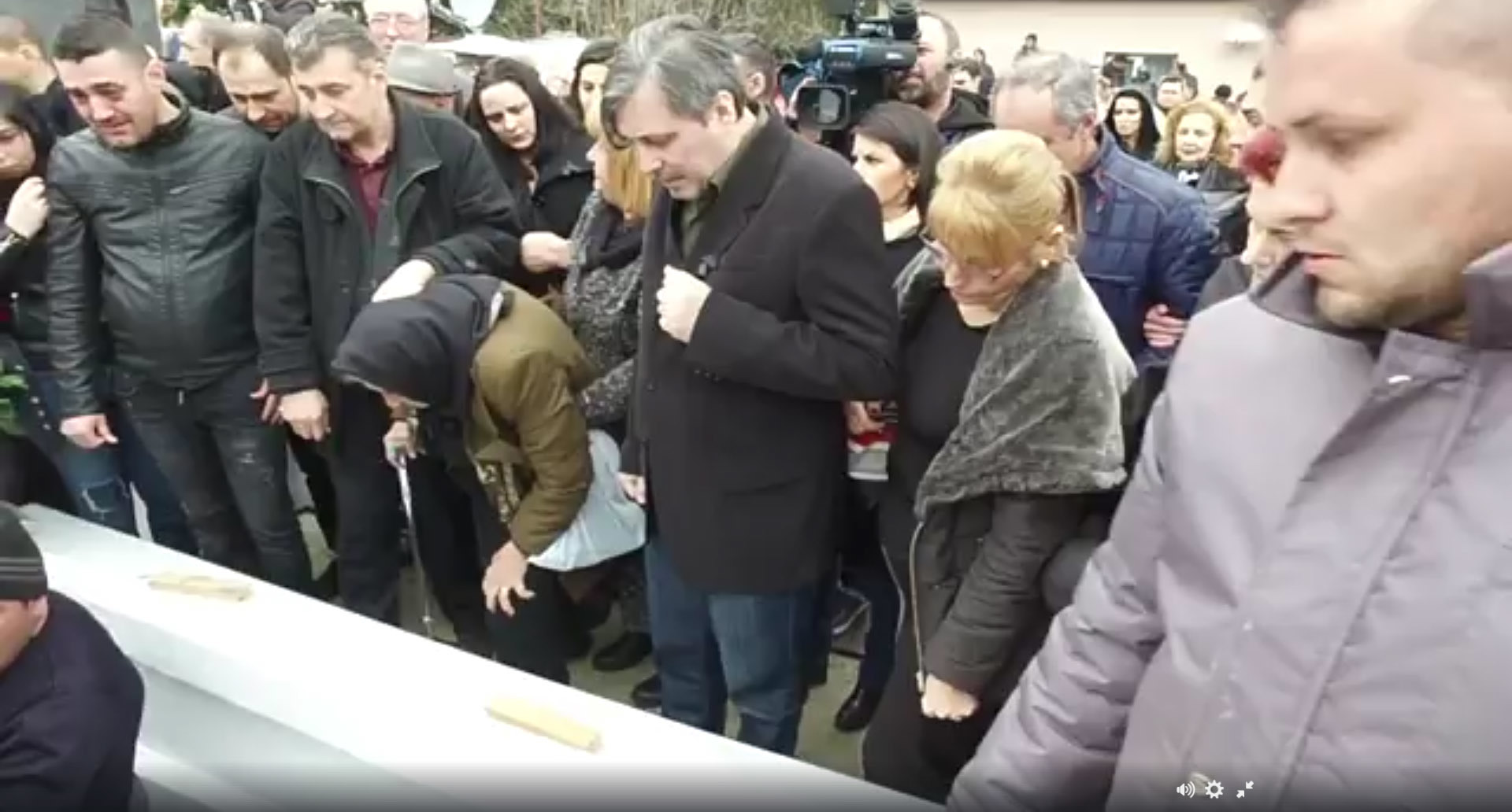 Familia asistă plină de durere la momentul în care sicriul în care se află Ileana Ciuculete este coborât în groapă