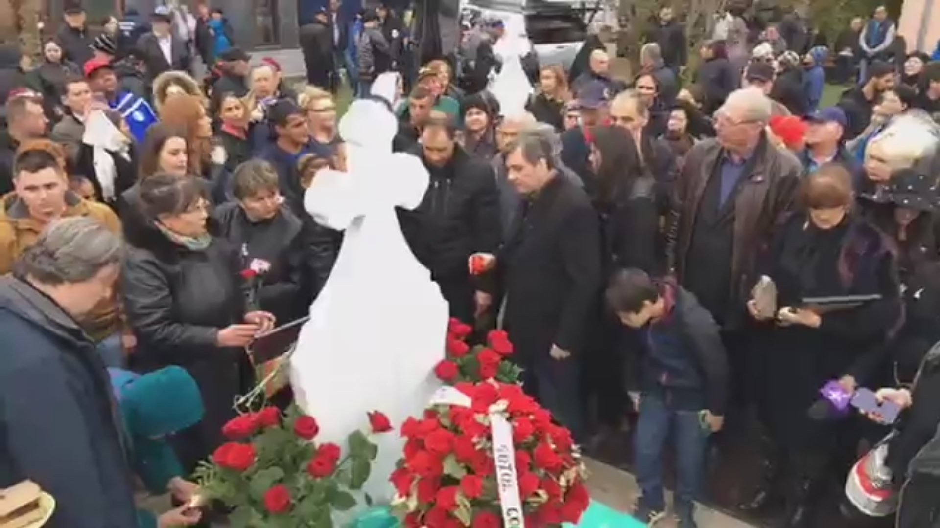 Mormântul Ilenei Ciuculete a fost umplut de flori