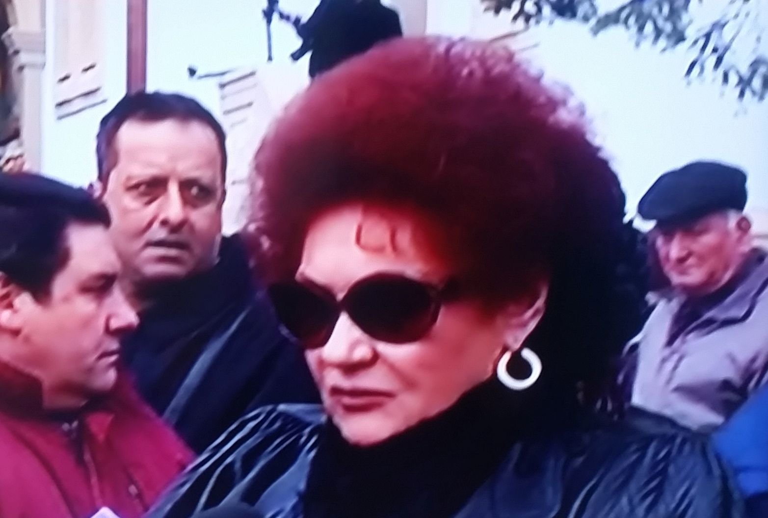 Elena Merişoreanu a venit să-şi conducă prietena pe ultimul drum, nemaiputând să-şi stăpânească lacrimile.