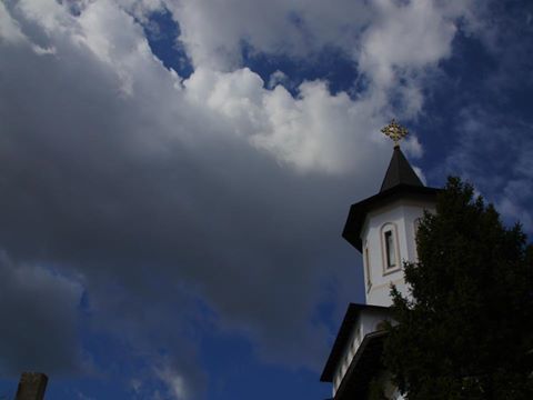 Cerul s-a întunecat deodată atunci când sicriul în care se afla Ileana Ciuculete a fost scos din biserică