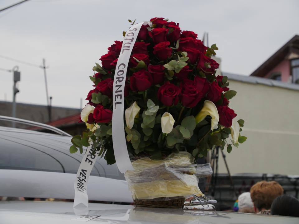 Cornel Galeş nu i-a adus coroană de flori soţiei sale, ci un coş cu trandafiri.