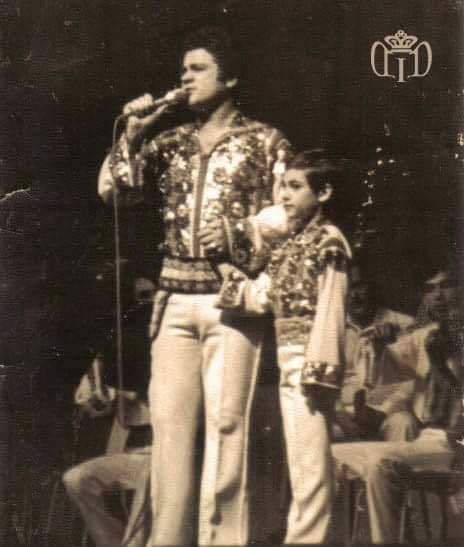 Alături de mesaj, Ionuţ Dolănescu a postat şi o fotografie din copilărie, în care apare alături de Ion Dolănescu, pe scenă.