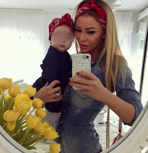 Bianca Drăguşanu s-a asortat cu Sofia şi au ieşit la plimbare.