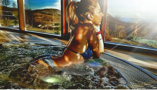 Lidia Buble s-a pozat în jacuzzi.