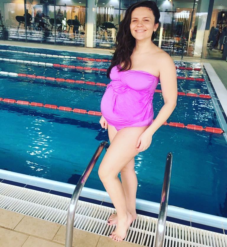 Cristina Şişcanu, la proba costumului de baie cu două luni înainte de a naşte