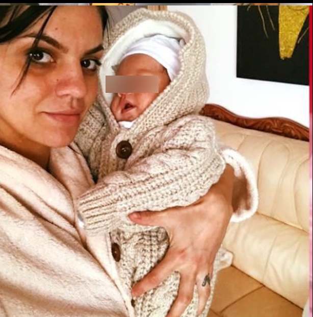 Claudia este mândră cu băieţelul său în braţe.