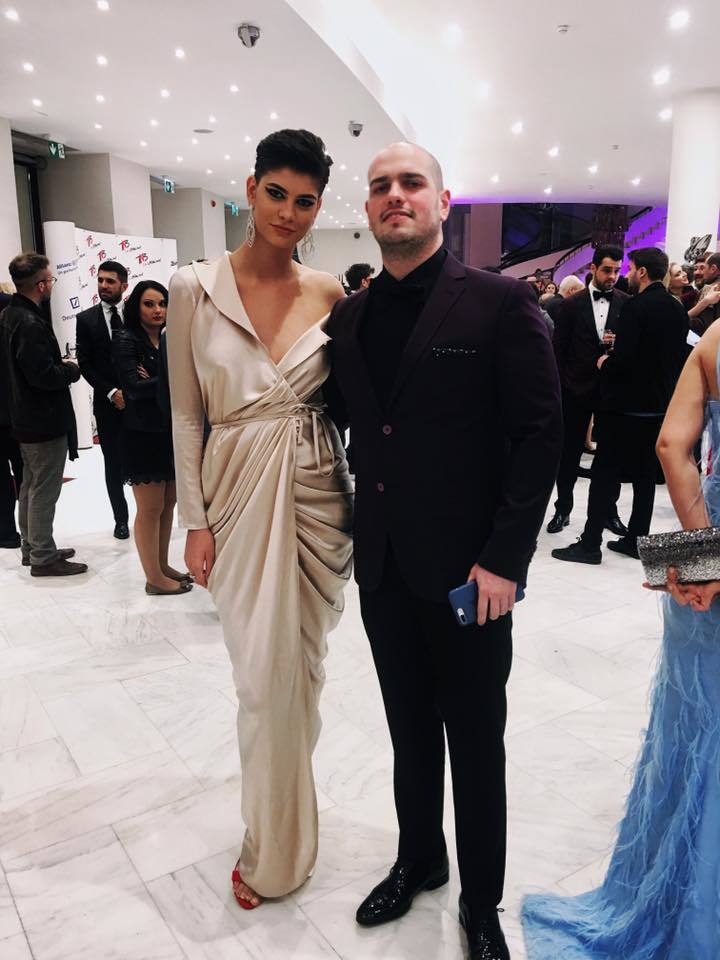 Andreea Marin şi Laura Giurcanu au îmbrăcat acelaşi model de rochie