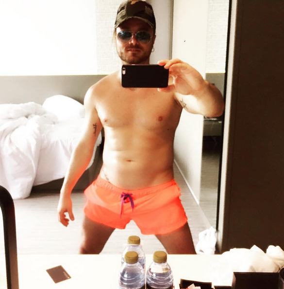 Tavi Clonda s-a pozat la bustul gol.