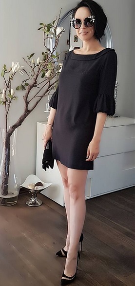 Vedeta s-a pozat într-o rochie scurtă.