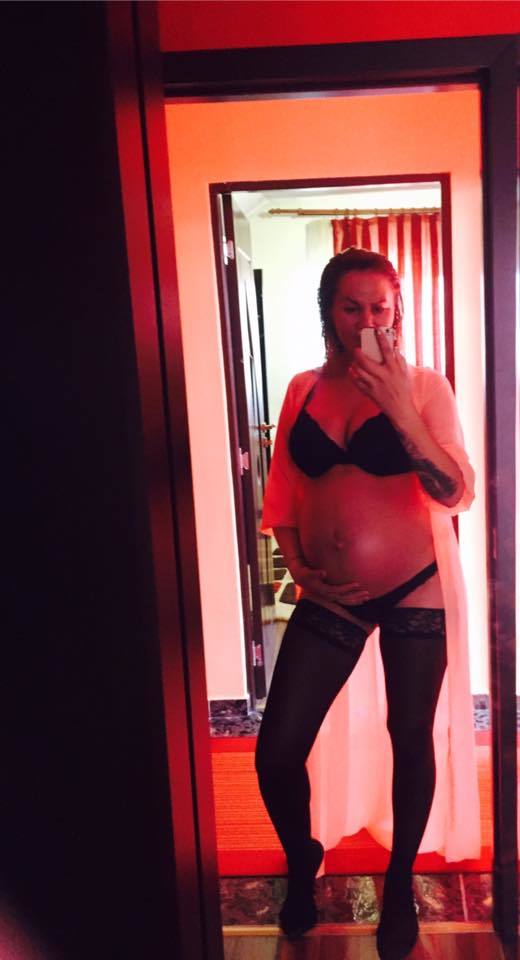 Bianca Roman s-a pozat în lenjerie intimă.