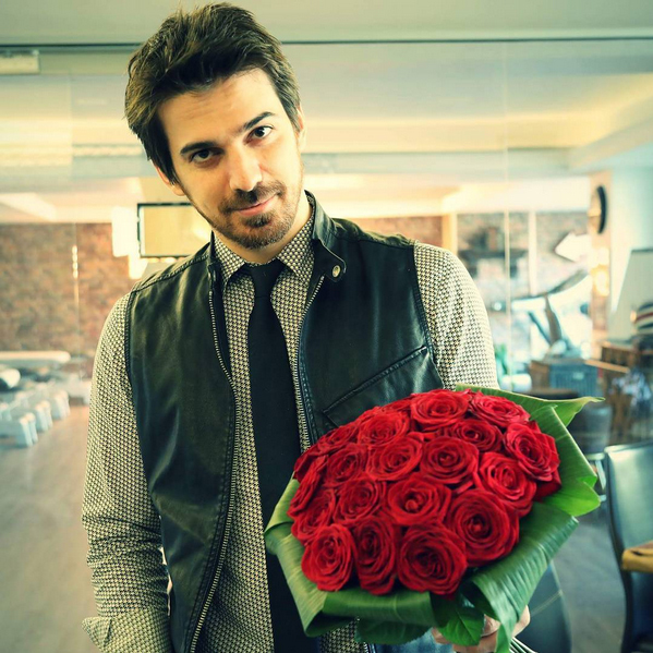 Tuncay cu un buchet mare de trandafiri în mână