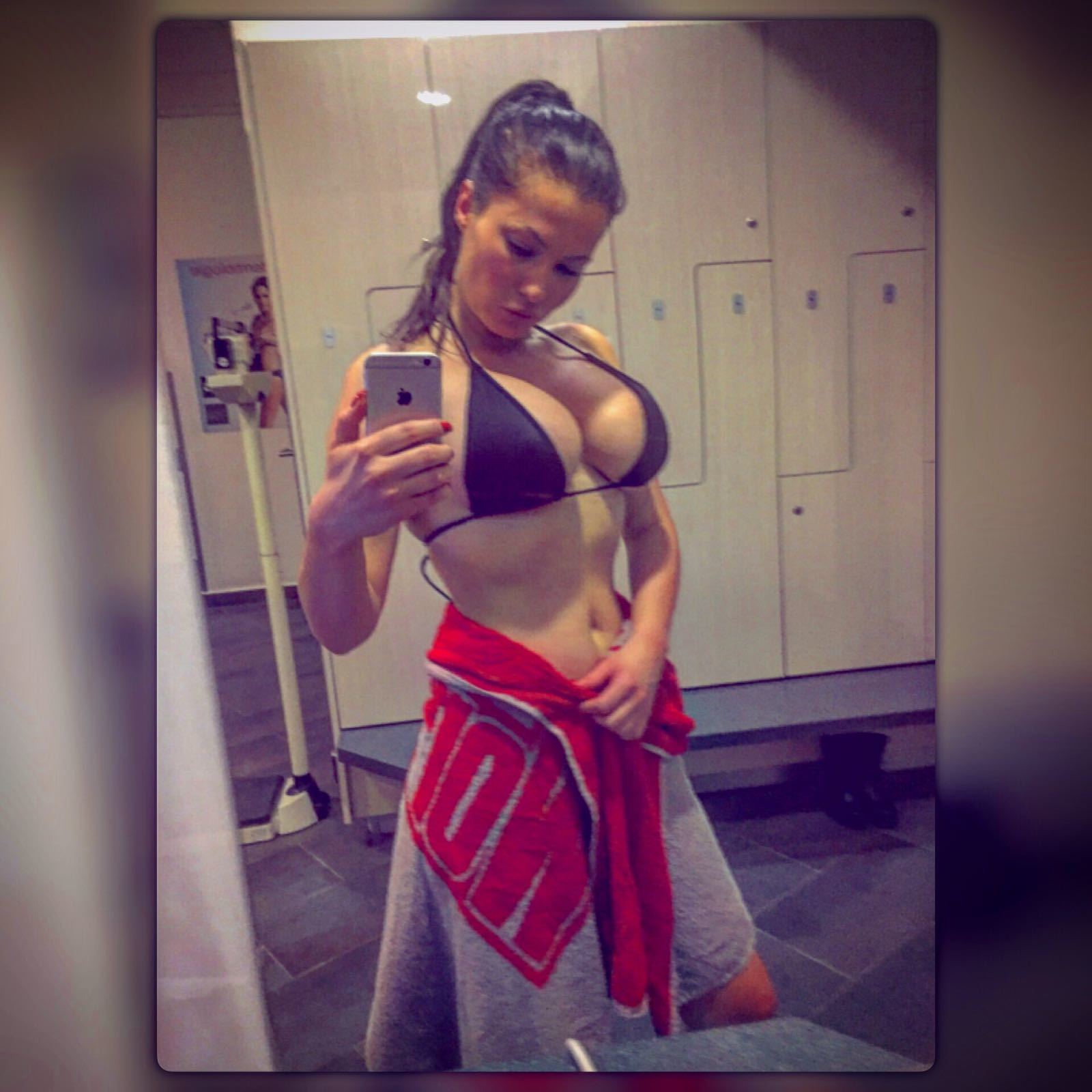 Simona Sensual s-a fotografiat în costum de baie.