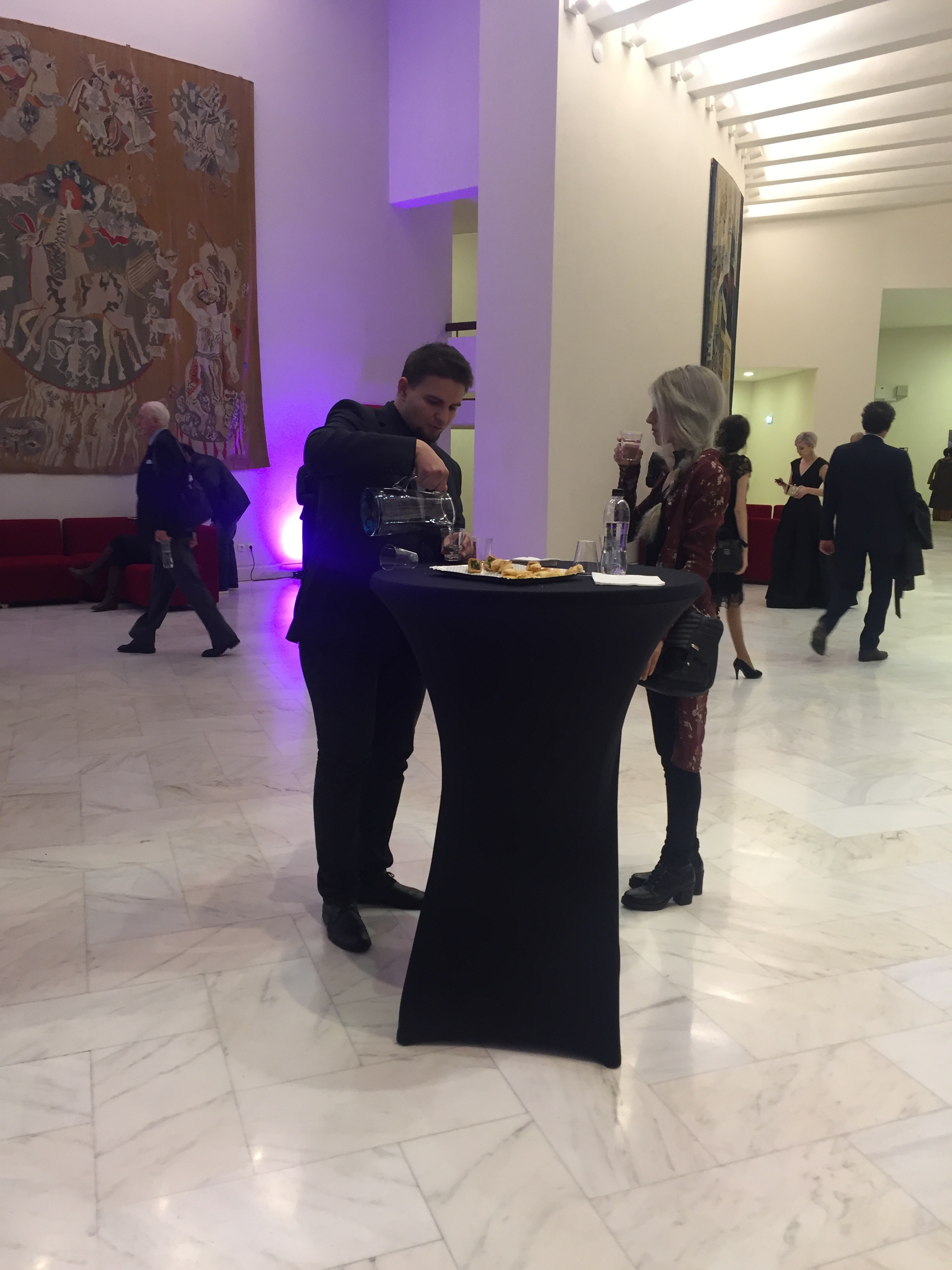 Din ce în ce mai multe vedete au început să bea apa de la robinet