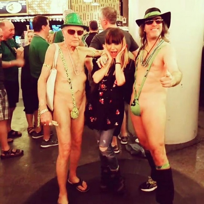 ANDREEA ANTONESCU s-a pozat alături de doi bărbaţi aproape goi!