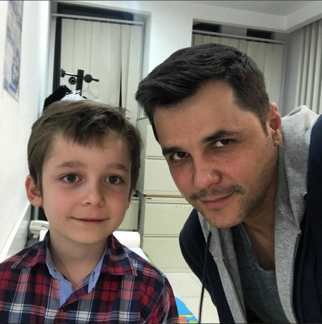 Cove s-a fotografiat alături de fiul său, primind sute de like-uri din partea fanilor, cărora nu le-a venit să creadă ce mult a crescut.