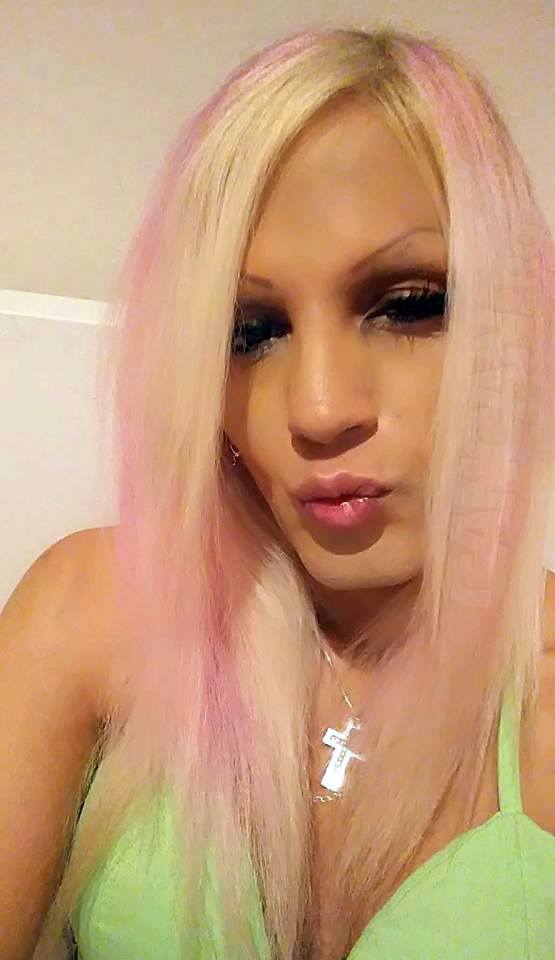 Naomy e de nerecunoscut şi are părul roz