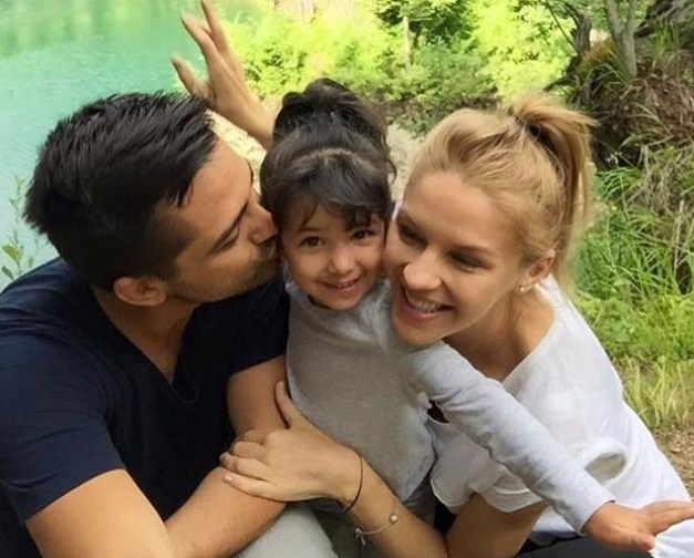 Mihai Gruia, împreună cu fiica lui cea mare şi soţia lui