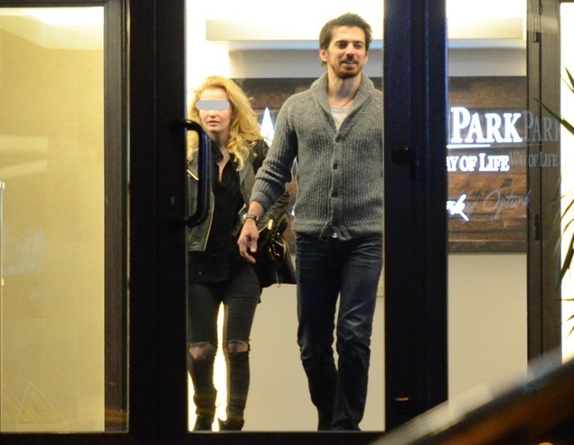 Tuncay cu o blondă în blocul în care Andreea Marin are apartament (Sursă foto: wowbiz.ro)