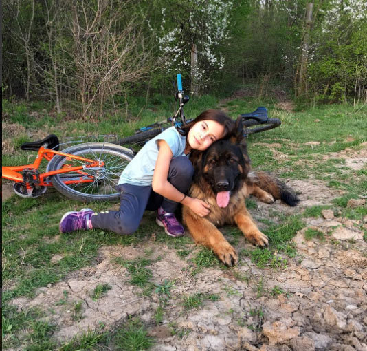 Fiica lui Buzdugan, Maria, a încins joaca cu catelul