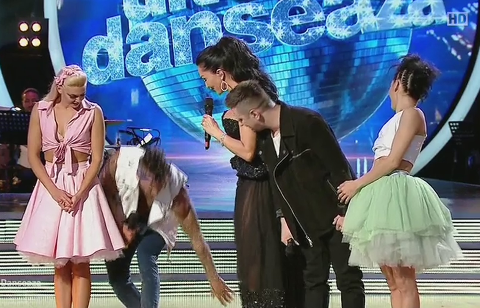 Alex Velea i-a călcat Mihaelei Rădulescu rochia