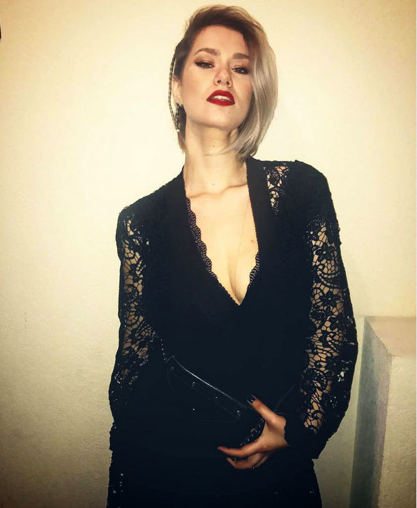 Feli şi-a luat o rochie cu un decolteu impresionant