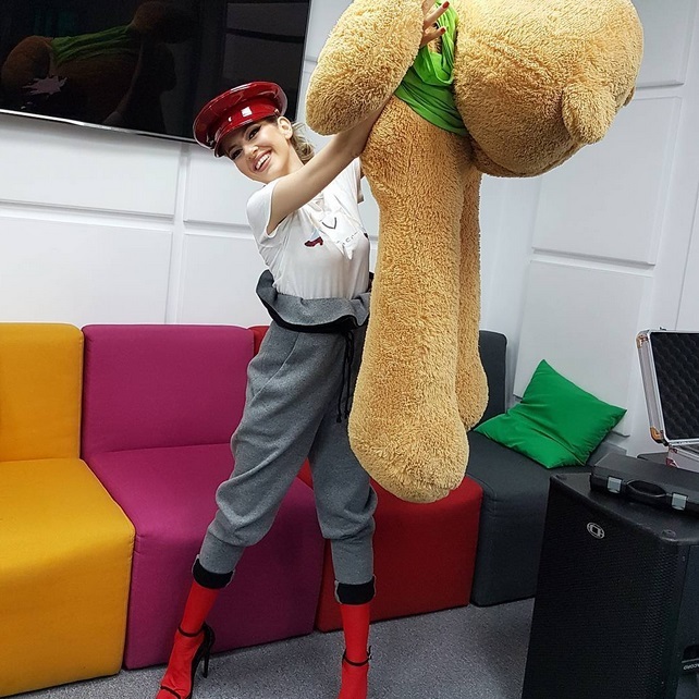 Lidia Buble şi-a luat un urs imens de plus pe post de copil