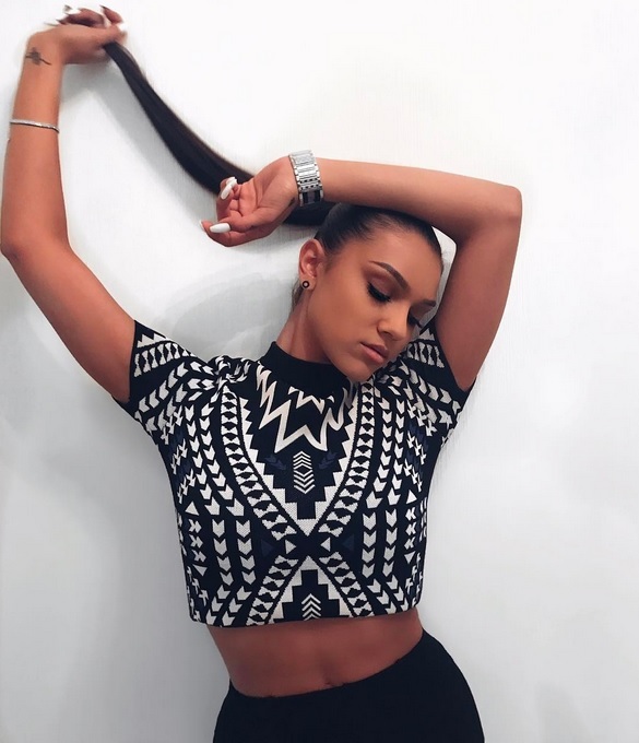 Carmen Minune s-a pozat cu abdomenul la vedere.