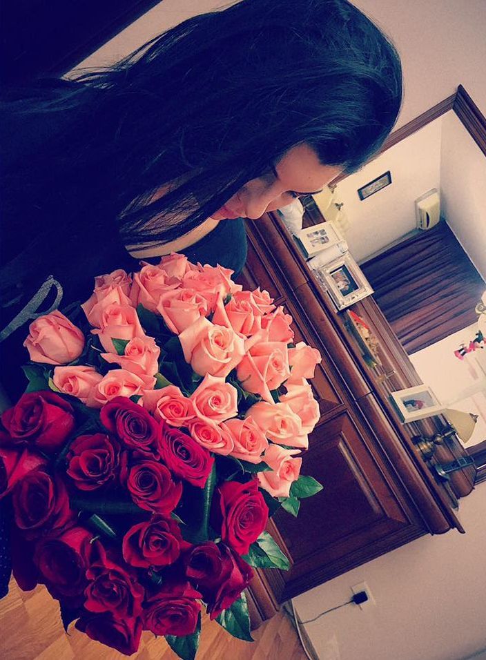 Tonciu a primit un buchet de trandafiri de la soţul ei.