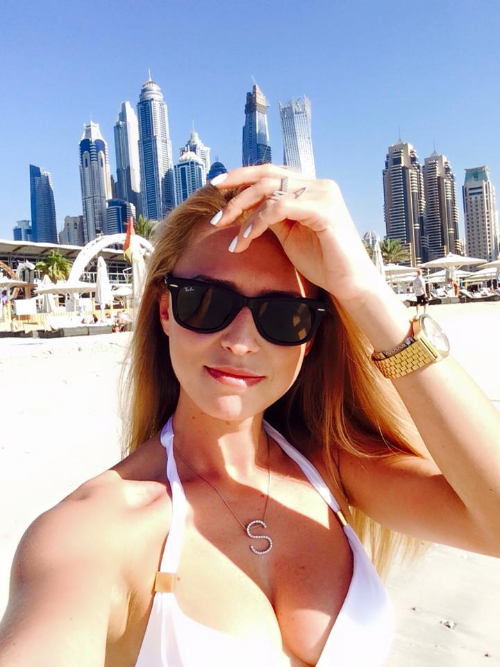 Alexandra Stoian, una dintre cele mai sexy prezentatoare de la PROTV şi-a refăcut viaţa după concediere tocmai în Dubai!