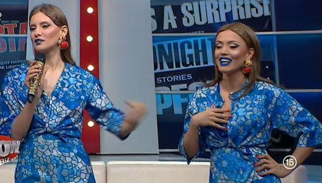 Iulia şi Andreea şi-au făcut apariţia într-un mod inedit în direct, spre surprinderea telespectatorilor. Sursa foto: wowbiz.ro