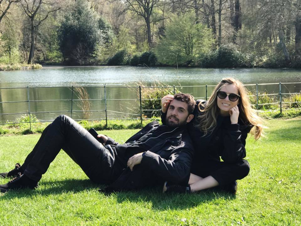 Laura Cosoi s-a pozat cu soţul ei.