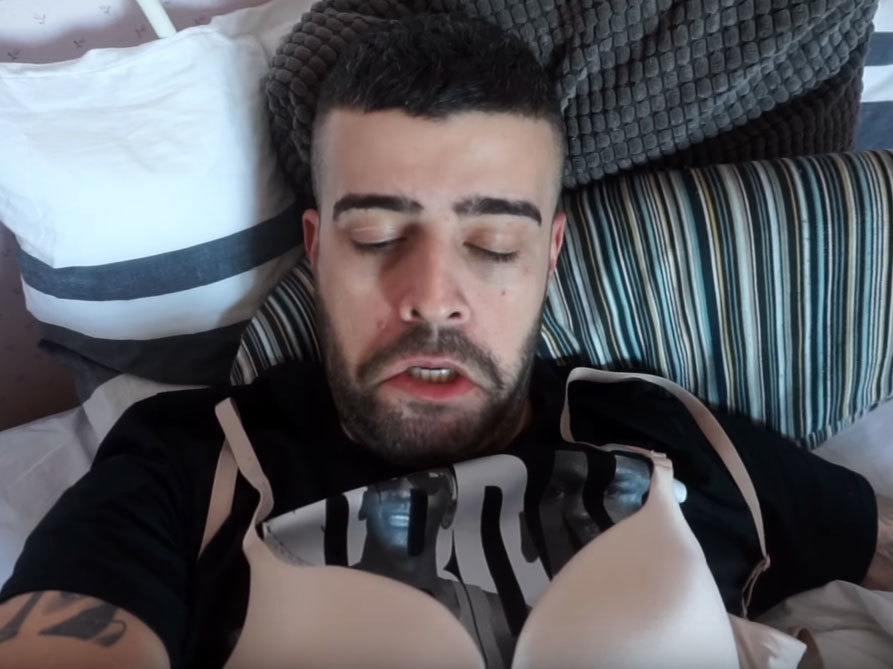 Speak nu s-a putut abţine să nu cotrobăie prin sutienele Laurei!