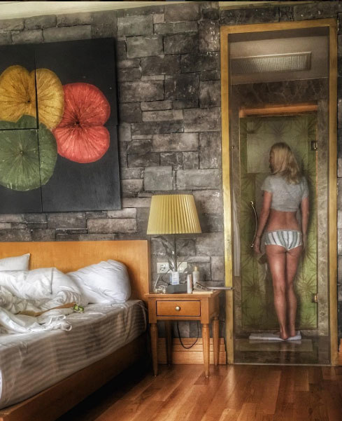 Vica adoră să pozeze în ipostaze sexy