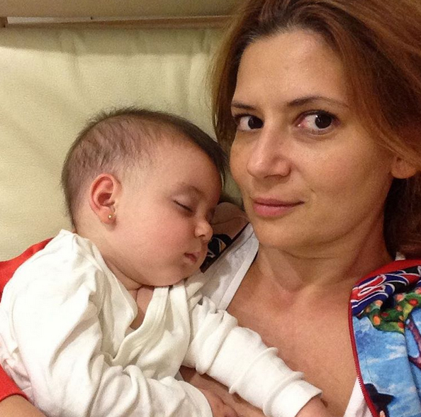 Amalia Enache este foarte fericită alături de fiica ei.