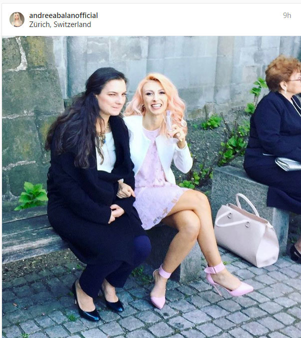 Andreea Bălan savurează din plin un pahar cu sampanie pe o bancă din Zurich