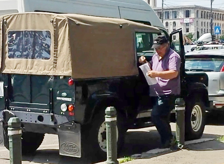 Călinescu avea până de curând un SUV vechi, militar