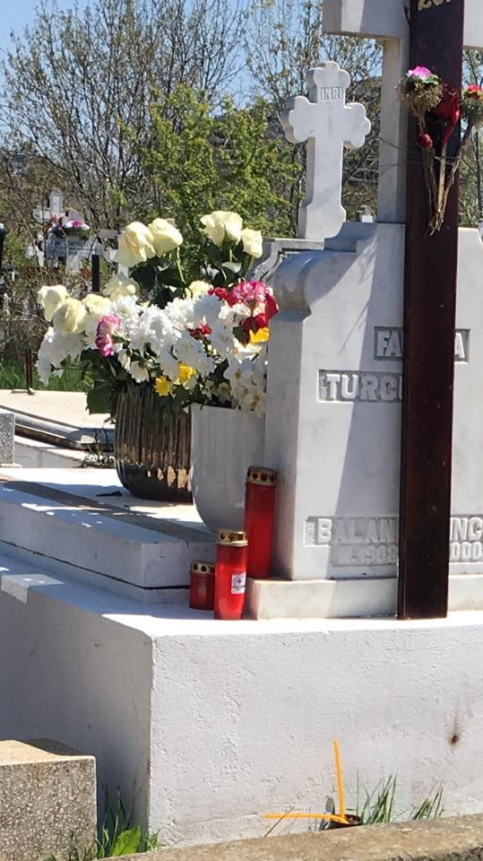 Mormantul lui Turcu e acoperit de flori şi candele