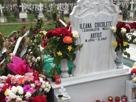 După înmormântare, locul de veci al artistei era acoperit cu flori