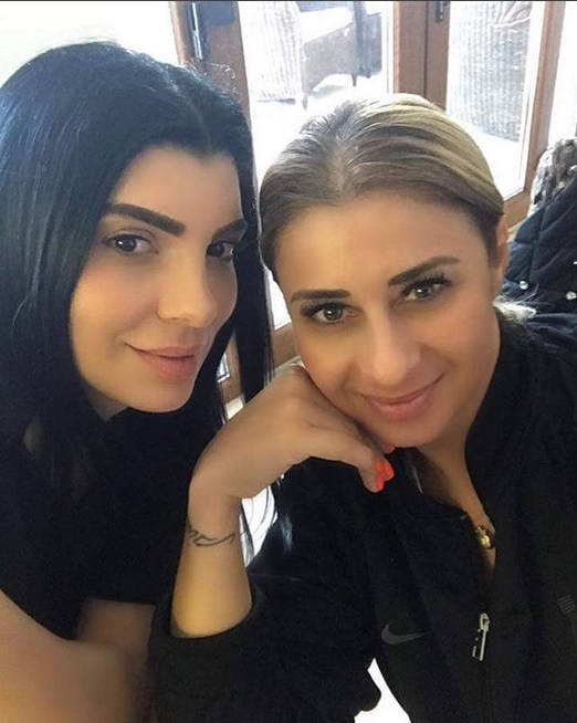Andreea Tonciu se mândreşte cu prietenia pe care o are cu sexy-impresara Anamaria Prodan.