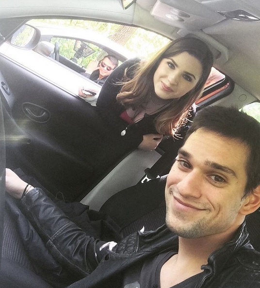 Cei doi s-au pozat în maşină.