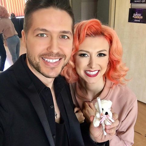 Jorge le-a arătat tuturor invitaţia la botezul Ellei.