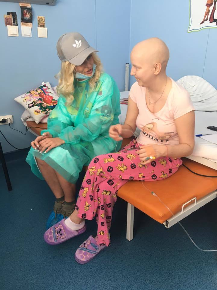 Delia stă de vorbă cu unul dintre copiii bolnavi de cancer