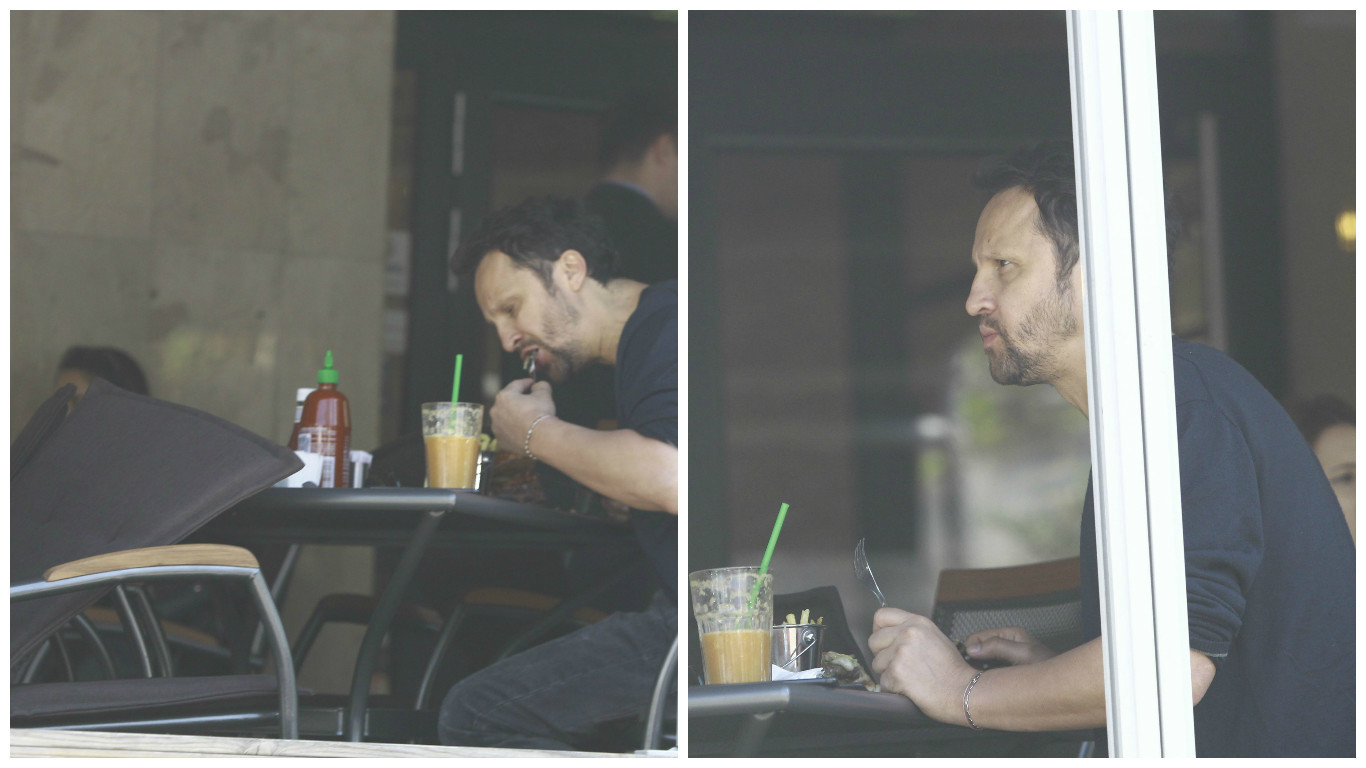 Dorian Boguţă a mâncat singur la un restaurant din Capitală.