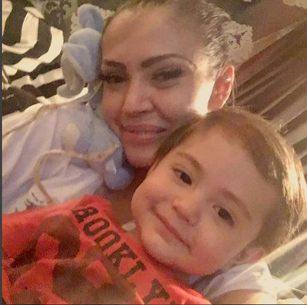 Andreea îşi iubeşte foarte mult fiul şi adoră să se pozeze cu el