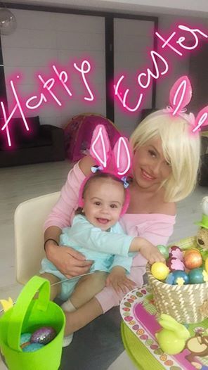 Anda şi fetiţa ei au ţinut să transmită prietenilor virtuali un mesaj cu ocazia sărbătorilor de Paşte